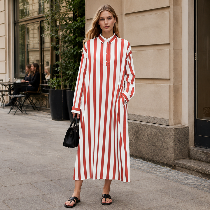 Damska sukienka maxi w paski, koszulowa, z praktycznymi kieszeniami i eleganckim kołnierzem. Letnia i modna.