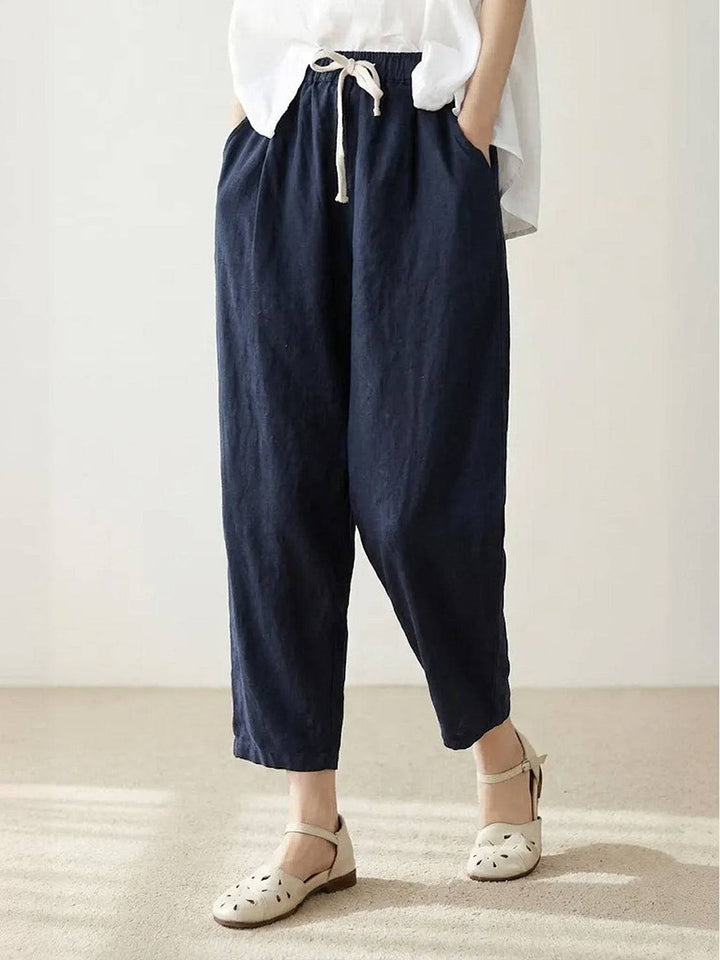 Damskie spodnie z regulowanym paskiem, luźne i wygodne. Modne na co dzień, w stylu casual.