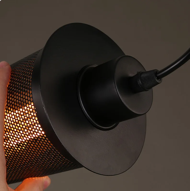 Elegancka lampa wisząca Pendora, czarny metal, styl industrialny. Oświetlenie retro do domowych wnętrz.
