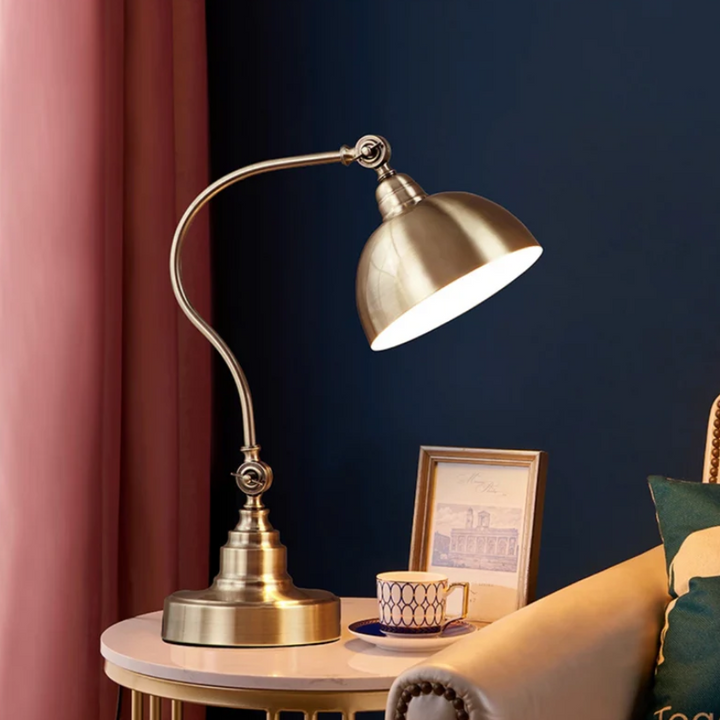 Elegancka złota lampa stołowa retro LED, oświetlenie vintage do salonu i biurka. Tworzy ciepłą atmosferę.