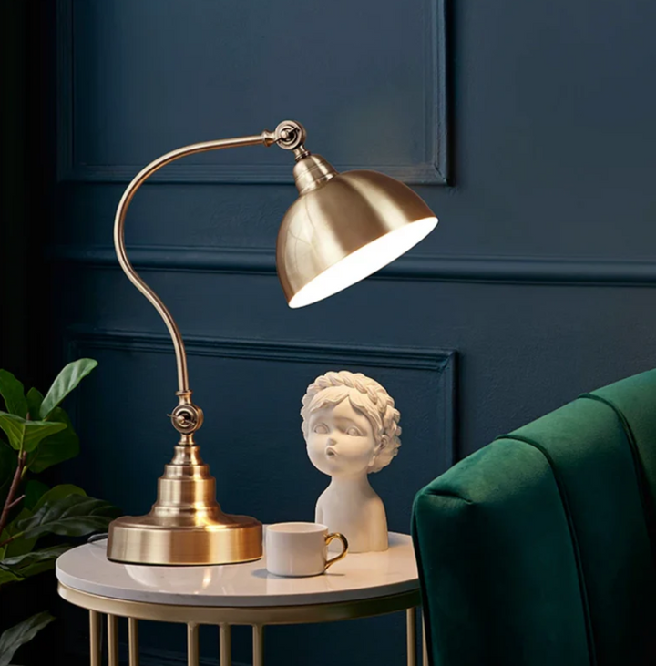 Designerska lampa stołowa LED Brasselle, styl retro vintage. Mosiężne wykończenie, idealna do czytania i pracy.