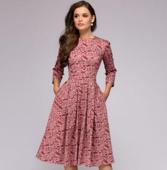 Modelka w retro sukience midi Florina z modnym kwiatowym wzorem, idealna odzież damska.