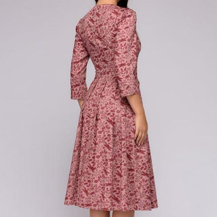 Detal kwiatowego wzoru na eleganckiej sukience retro Florina, modna odzież damska midi.