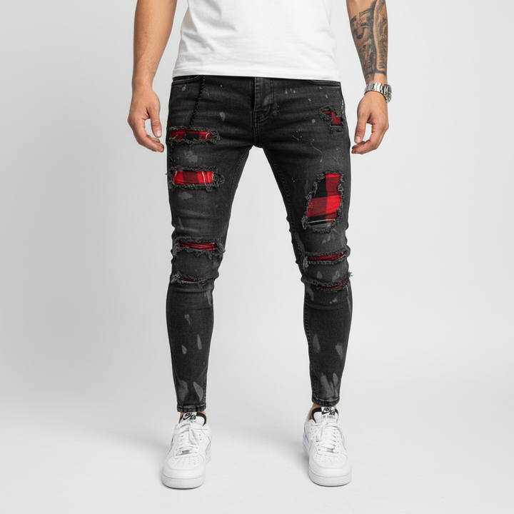 Modne męskie jeansy slim fit z efektem przetarć, nadające wyrazisty, retro styl do codziennych outfitów.