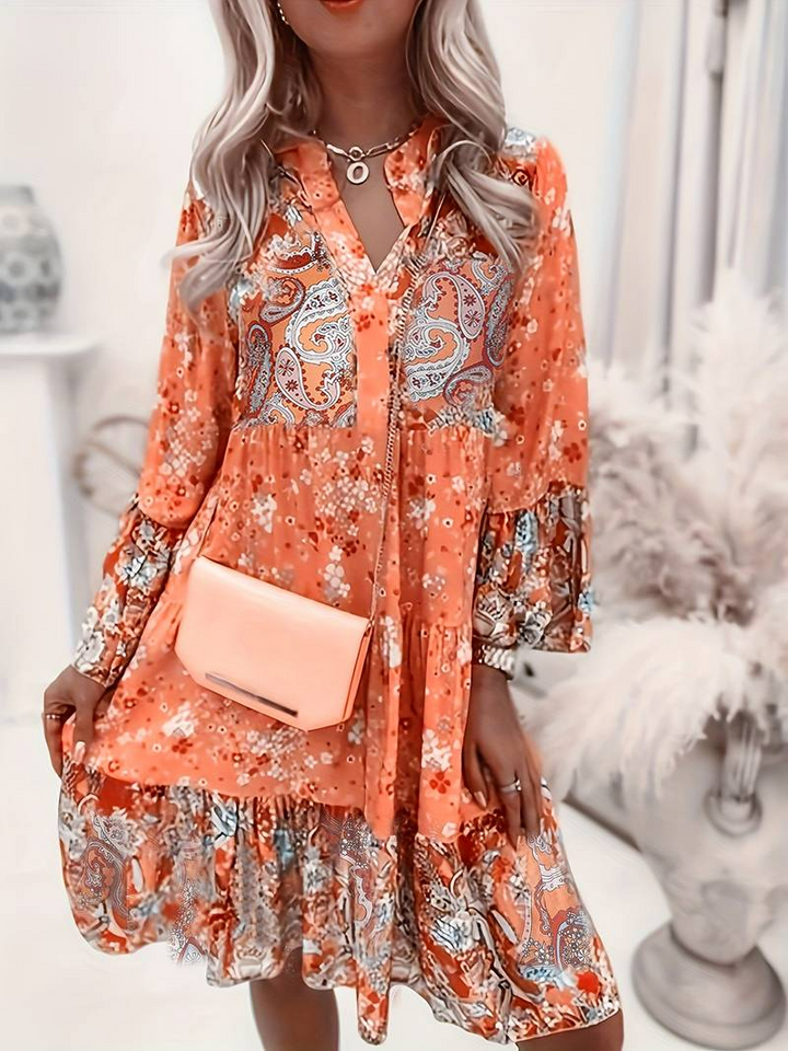 Żywa, kolorowa sukienka damska mini boho z kwiecistym printem. Plażowa, letnia i modna.