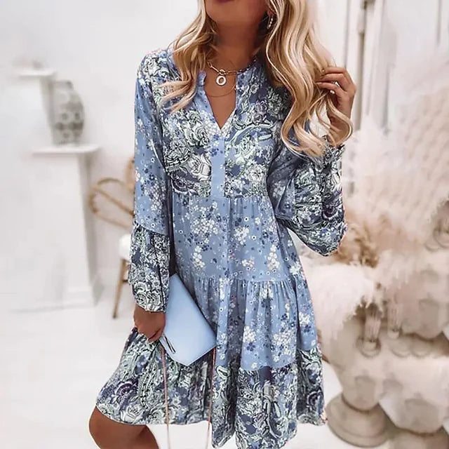Wygodna letnia sukienka mini boho z kwiatami, idealna na co dzień. Damska, rozkloszowana, wiosenna.