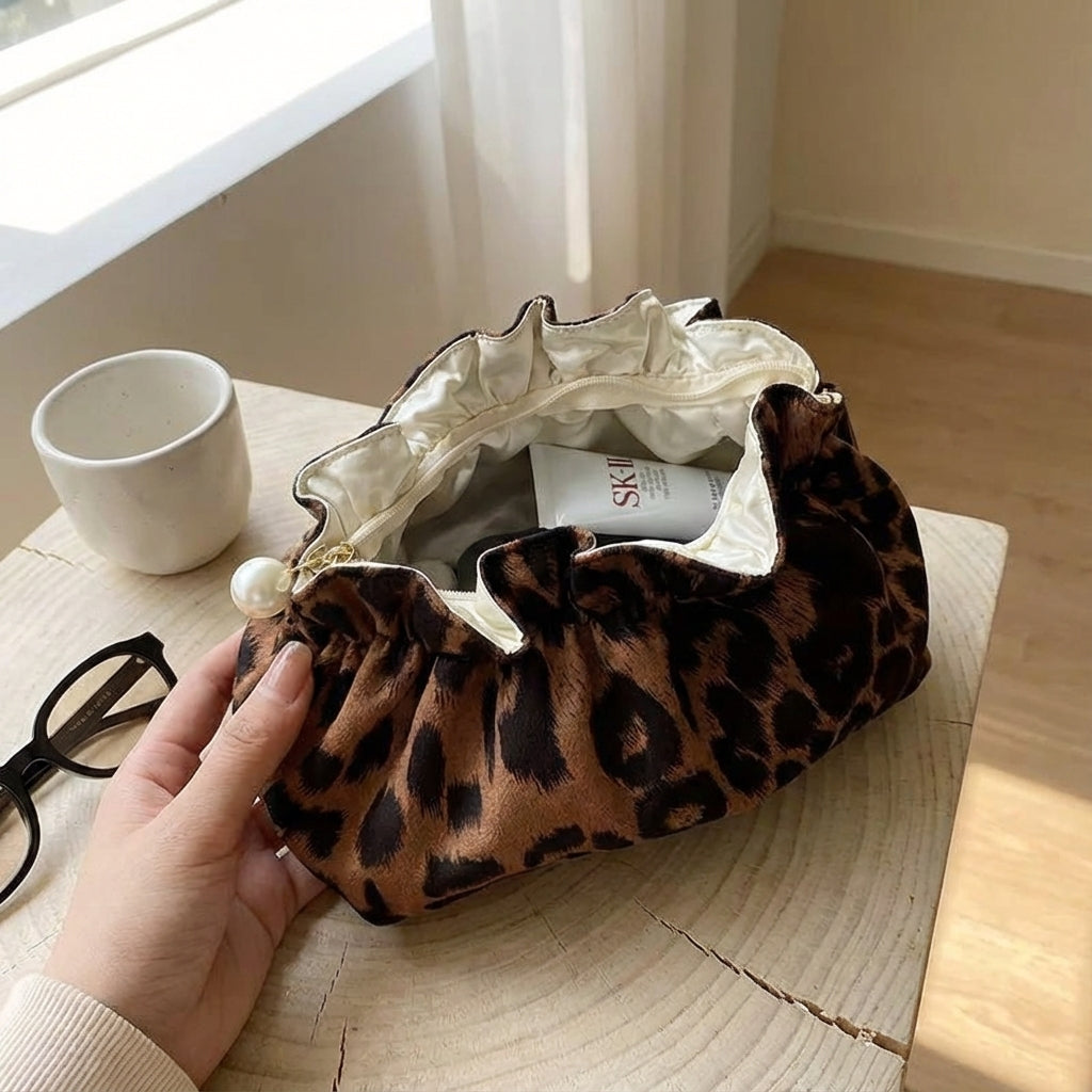 Elegancka damska kosmetyczka Ruffle Top Pearlynn z falbankami, idealna na makijaż i akcesoria podróżne.