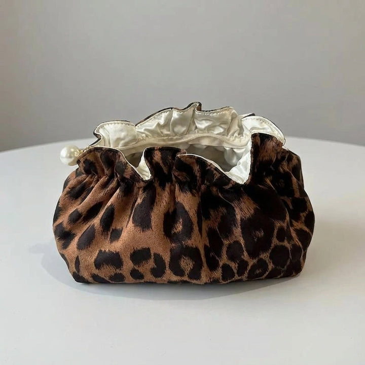 Stylowa damska kosmetyczka Pearlynn Ruffle Top, z falbankowym wykończeniem, akcesorium na codzienne kosmetyki.