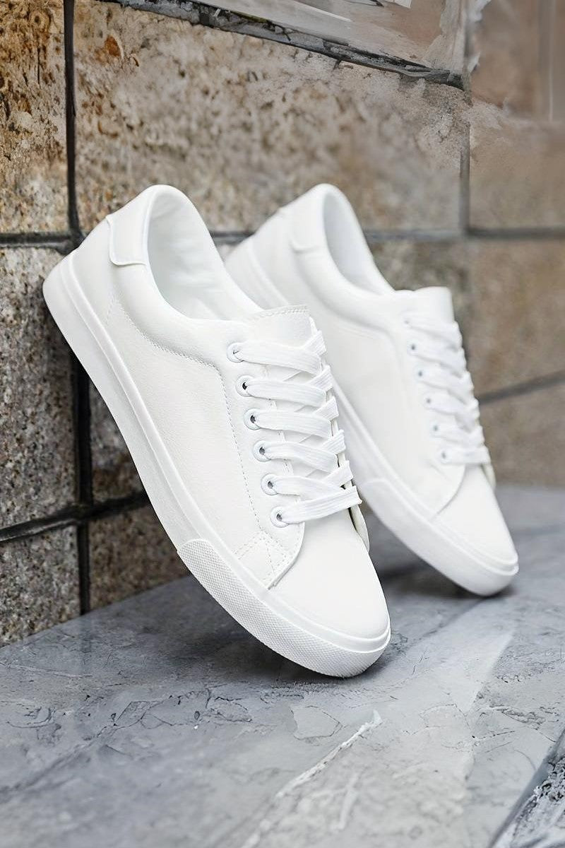 Detal męskich sneakersów Oliwier. Wysokiej jakości materiał, eleganckie wykończenie dla komfortu.