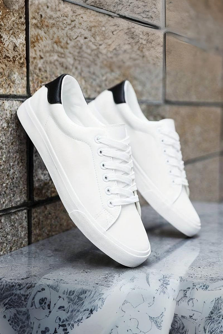 Białe męskie sneakersy Oliwier. Eleganckie i wygodne buty casualowe na wiosnę i lato.