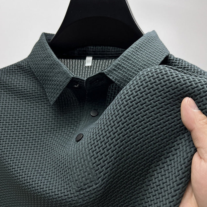 Męska koszulka polo granatowa, elegancka stylizacja na lato, z kołnierzykiem, klasyczna i ponadczasowa.
