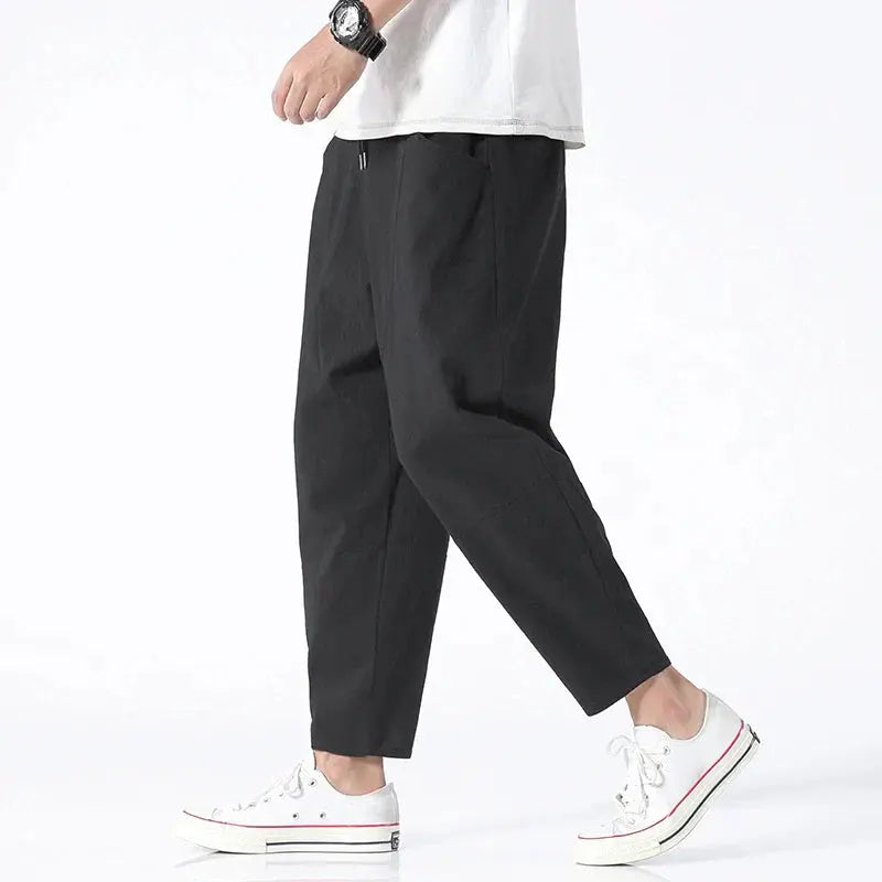Zwężane męskie spodnie cropped, minimalistyczny design. Wygodne i stylowe na casualowe wyjścia wiosną/latem.