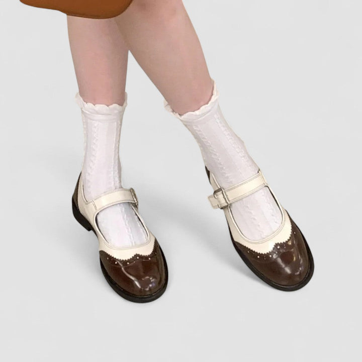 Stylowe damskie Mary Jane Brogue, dwukolorowe, lakierowane, z ozdobną klamrą, idealne dla fanek retro.