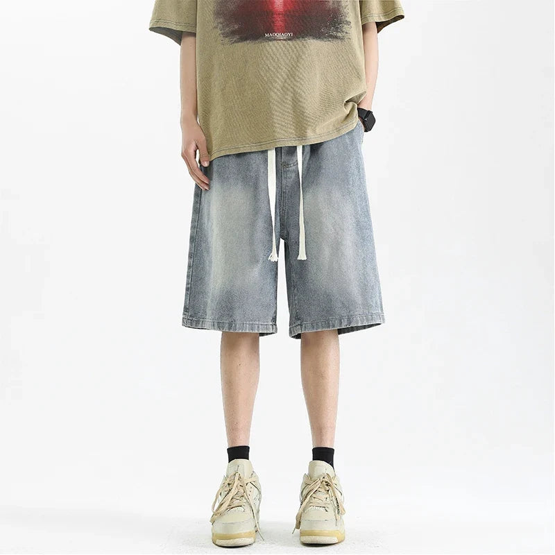 Mężczyzna w modnych, spranych długich szortach baggy. Idealne na letni casualowy look.
