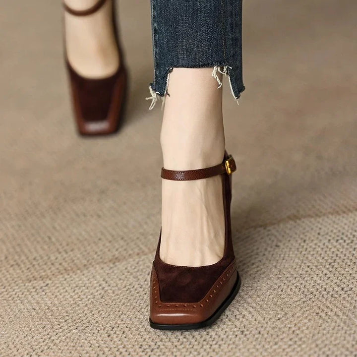 Eleganckie czarne czółenka Mary Jane z kwadratowym noskiem i wygodnym słupkiem. Stylowe buty damskie.