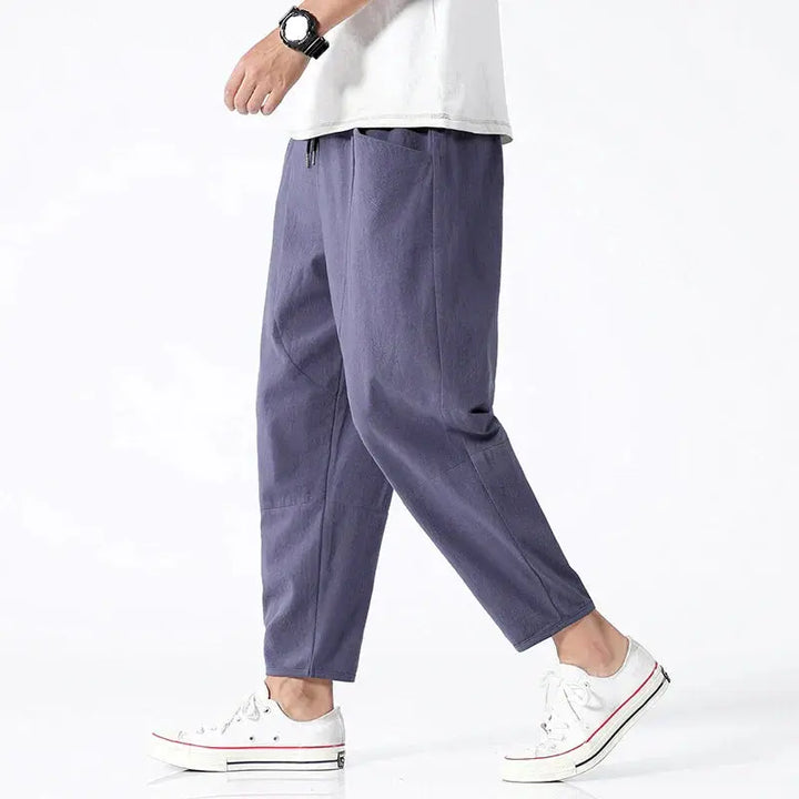 Męskie spodnie cropped z regulowanym pasem, idealne na wiosnę i lato. Wygodne, modne, casualowy styl.