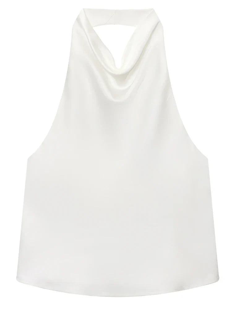 Delikatny materiał damskiego topu halter. Drapowany dekolt dodaje elegancji i lekkości stylizacji.