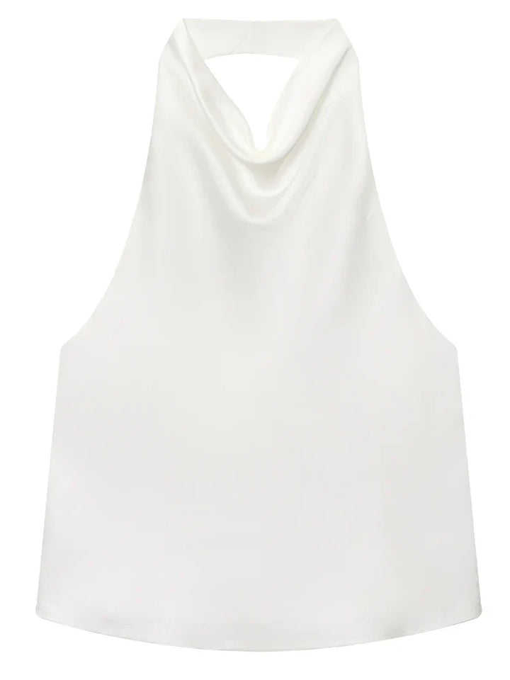 Delikatny materiał damskiego topu halter. Drapowany dekolt dodaje elegancji i lekkości stylizacji.