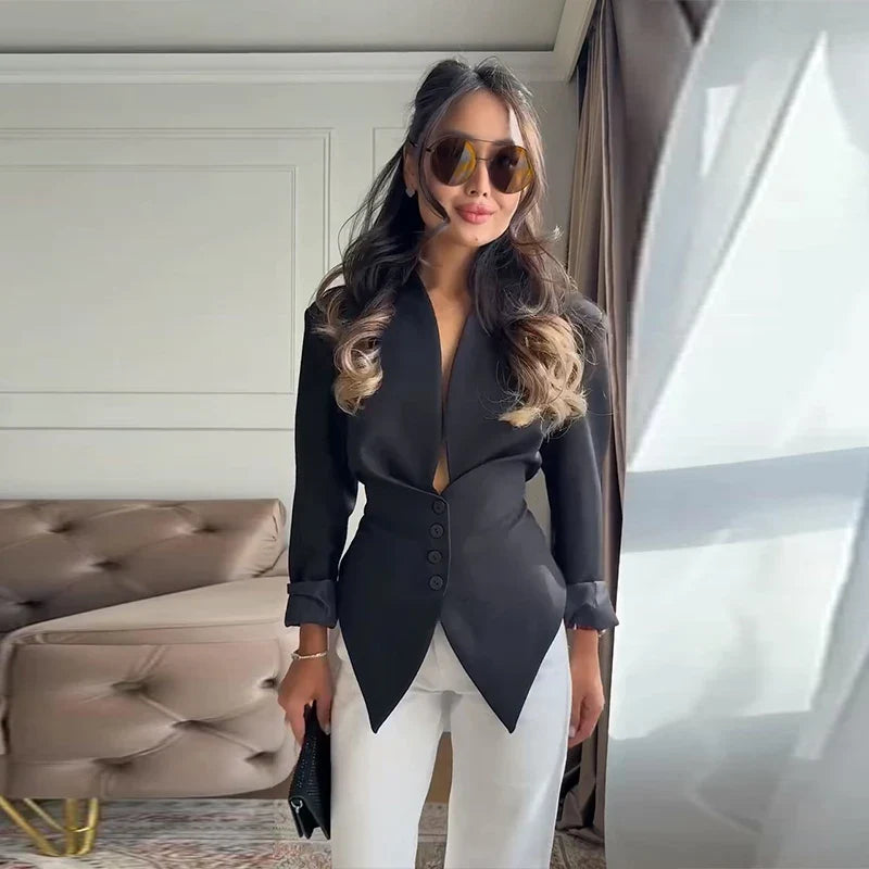 Detale: plisowana marynarka damska z dekoltem V. Elegancka, dopasowana. Moda damska, styl smart casual.
