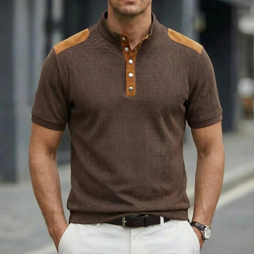 Modna męska koszulka Henley polo z krótkim rękawem. Stylowy dekolt na guziki, idealna do codziennego ubioru.