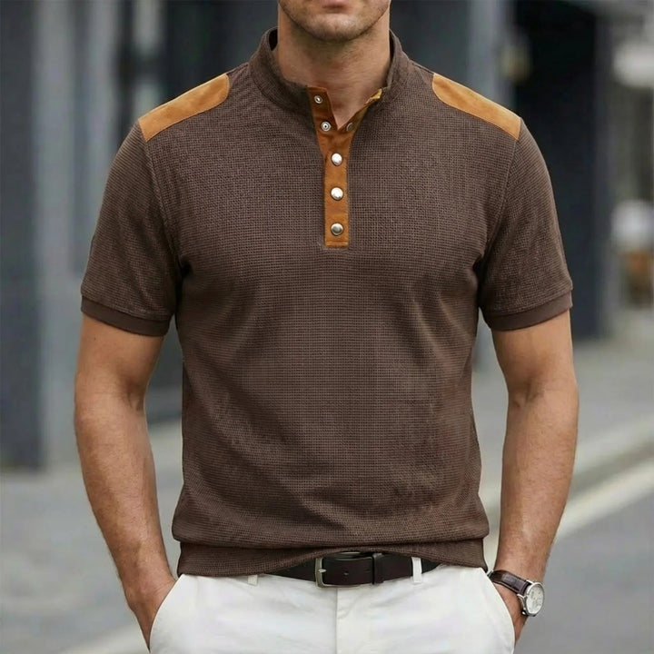 Modna męska koszulka Henley polo z krótkim rękawem. Stylowy dekolt na guziki, idealna do codziennego ubioru.