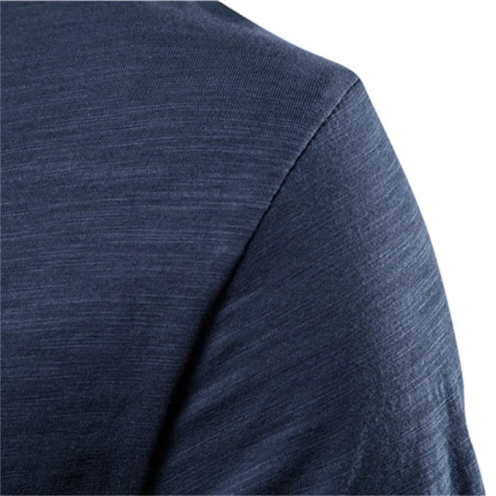 Dopasowany męski t-shirt basic z okrągłym dekoltem. Elegancki krótki rękaw, komfortowa odzież na co dzień.