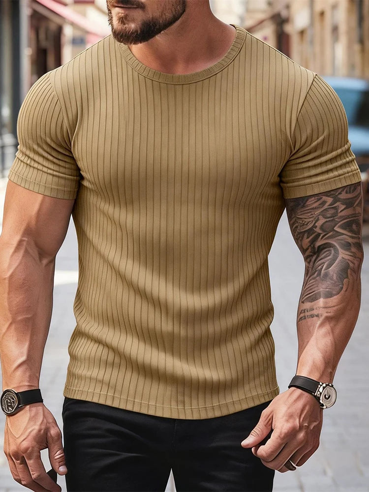 Modny męski top prążkowany muscle fit, krótki rękaw. Sportowy styl i wygoda na co dzień.