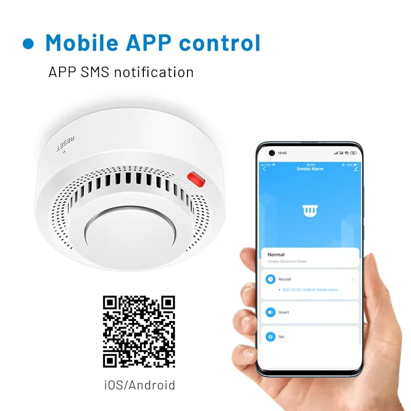 Detektor dymu WiFi SafeSense zamontowany na suficie. Inteligentny czujnik ciepła z alarmem 85dB.