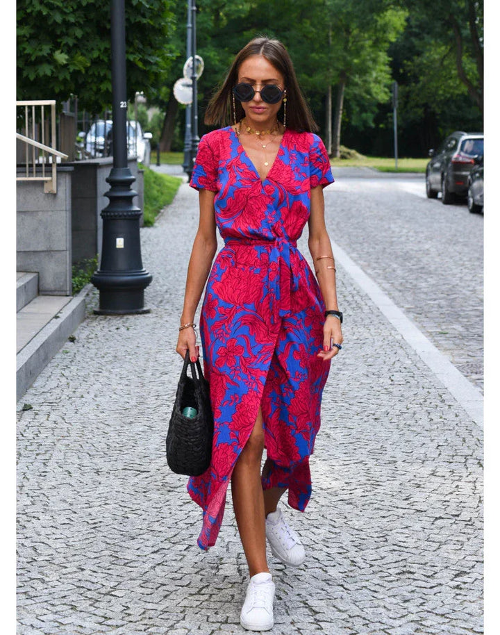 Damska sukienka maxi w kwiaty z eleganckim dekoltem w serek, idealna na lato i wakacje.