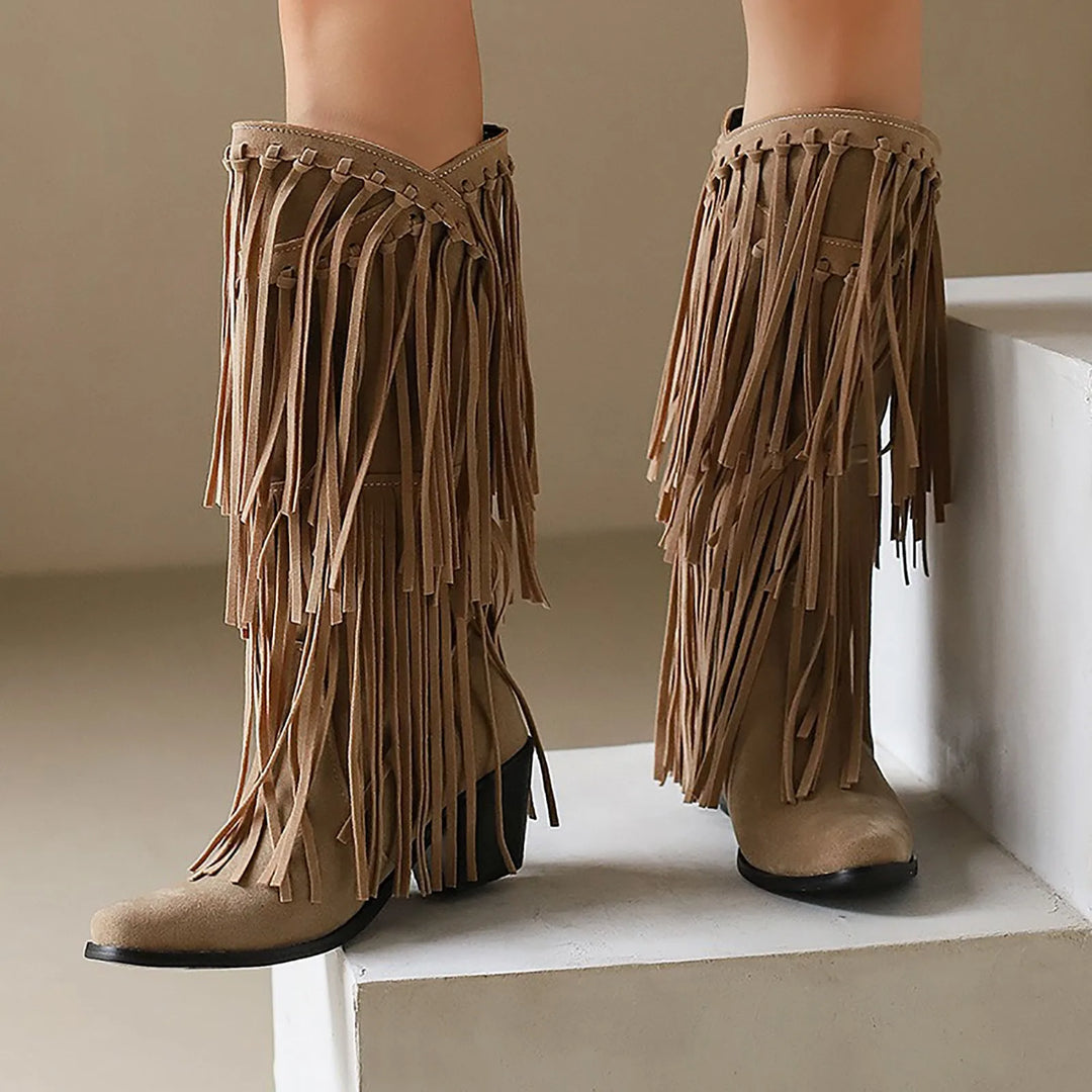 Wielbłądzie buty kowbojskie damskie z frędzlami. Wysokie, welurowe, modny styl boho i casual.
