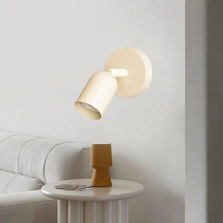 Designerska lampa ścienna Macaron, tworząca nastrojowe światło LED, idealna do nowoczesnych wnętrz.