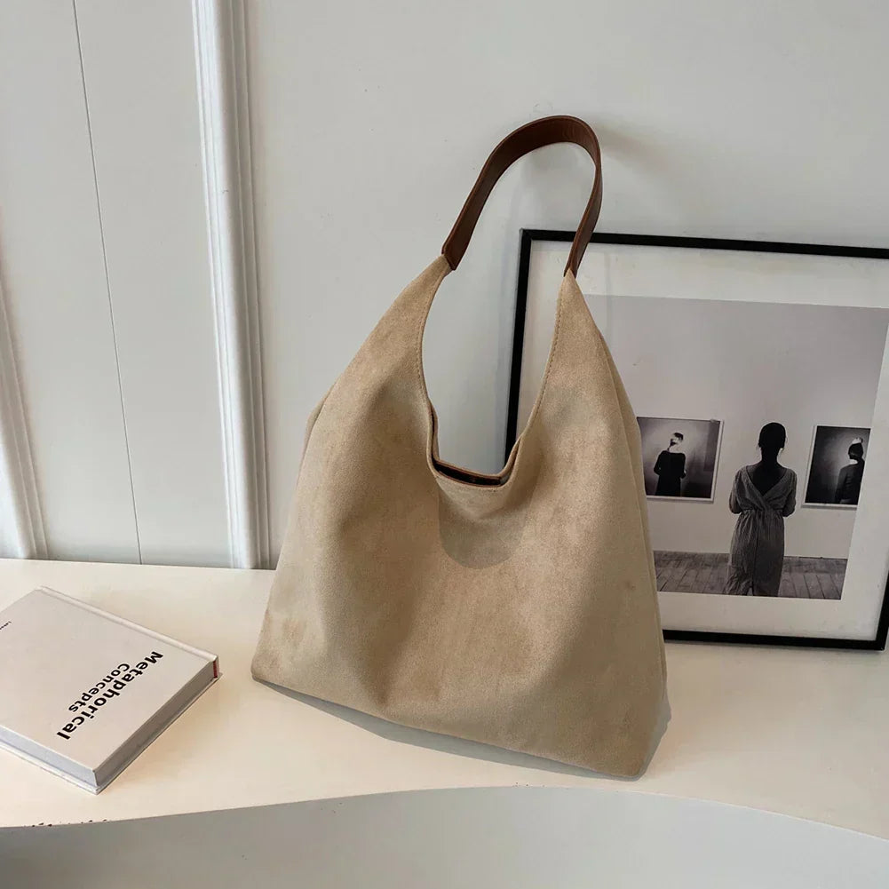 Torba shopper z naturalnego zamszu, wysokiej jakości materiał, pojemna i funkcjonalna.