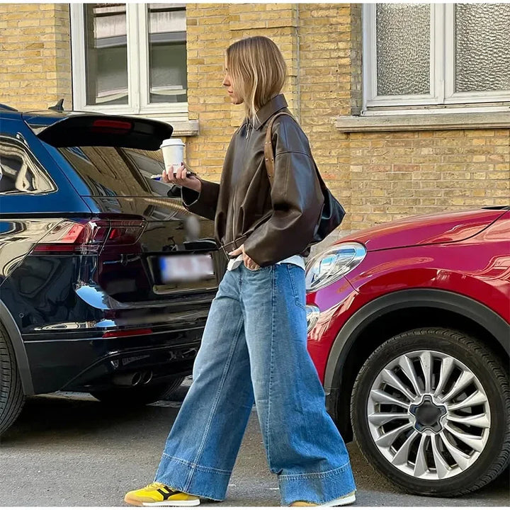 Czarna damska kurtka oversize z kołnierzem i zamkiem. Nowoczesny styl, idealna na co dzień, moda streetwear.