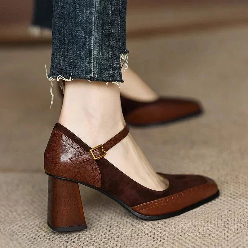 Czarne czółenka Mary Jane na stabilnym słupku z kwadratowym noskiem. Eleganckie, wygodne damskie buty.