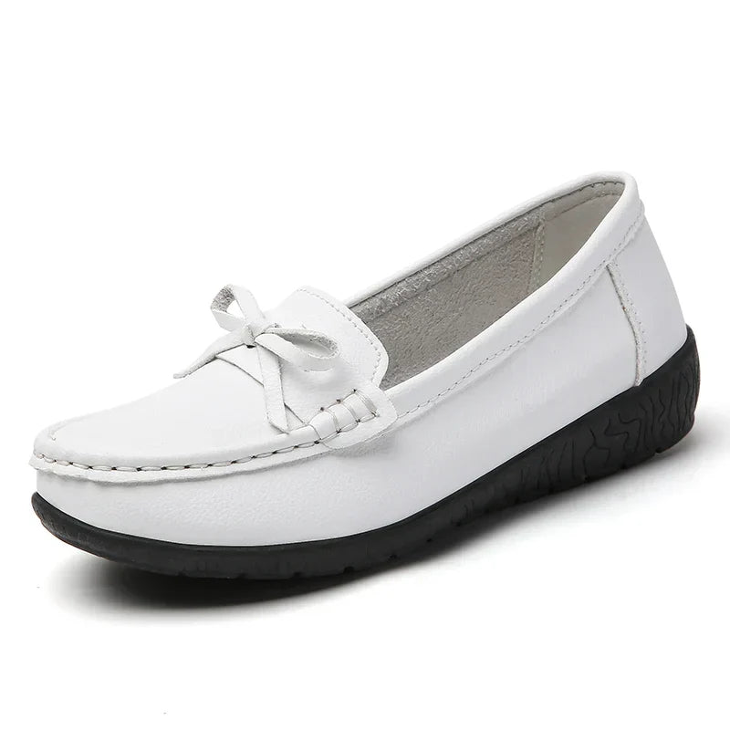 Damskie mokasyny ortopedyczne z kokardką wsuwane, idealne na spacer. Komfortowe i eleganckie buty casualowe.