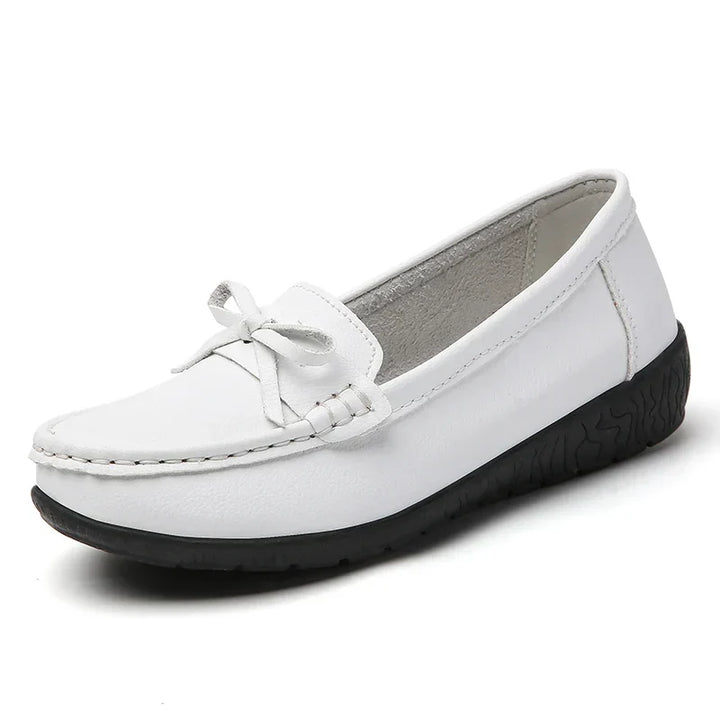 Damskie mokasyny ortopedyczne z kokardką wsuwane, idealne na spacer. Komfortowe i eleganckie buty casualowe.