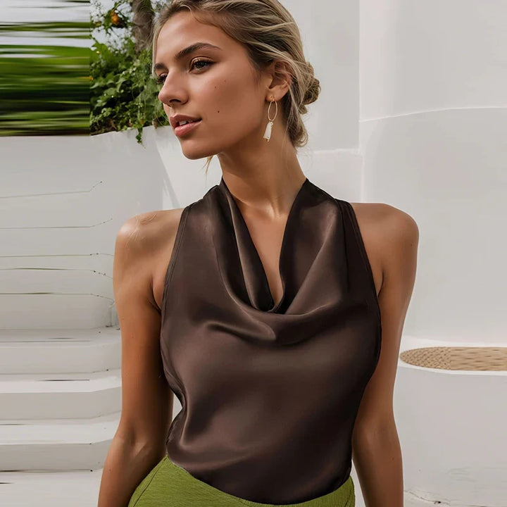 Elegancki damski top halter z drapowanym dekoltem. Modny krój bez rękawów, idealny na lato.