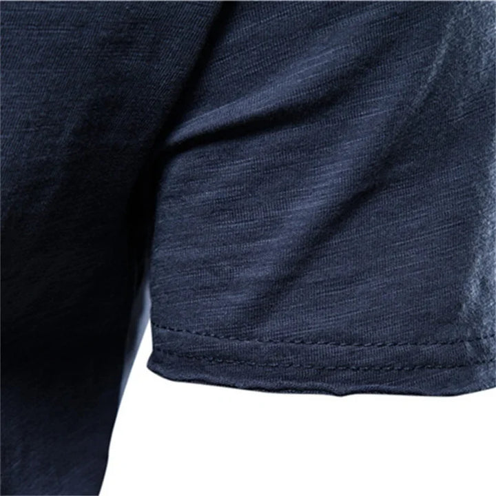 Wygodny męski t-shirt z okrągłym dekoltem, dopasowany krój. Idealny do casualowych i eleganckich stylizacji.