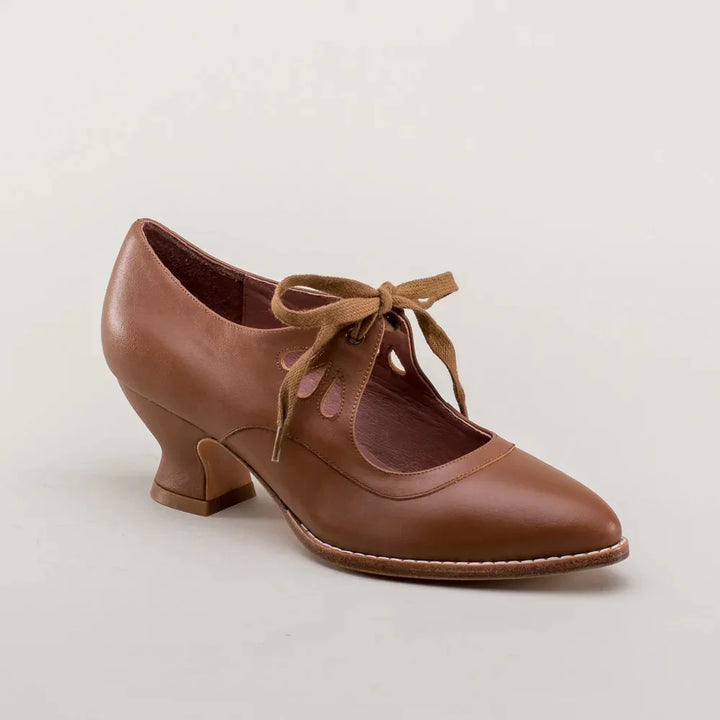 Klasyczne szpilki damskie z kokardą, buty w stylu retro, eleganckie na obcasie.