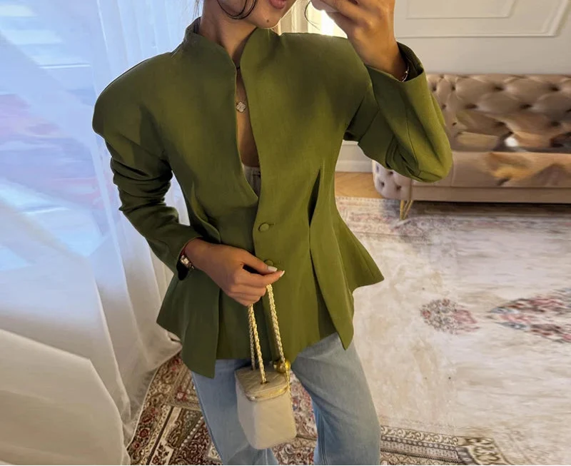 Damski blazer z wyrazistymi ramionami, dodający charakteru. Nowoczesna i elegancka marynarka na co dzień.