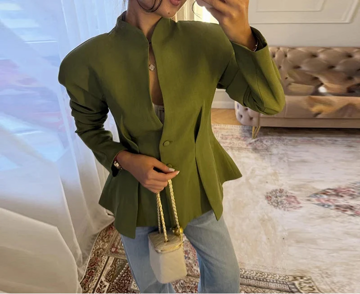 Damski blazer z wyrazistymi ramionami, dodający charakteru. Nowoczesna i elegancka marynarka na co dzień.