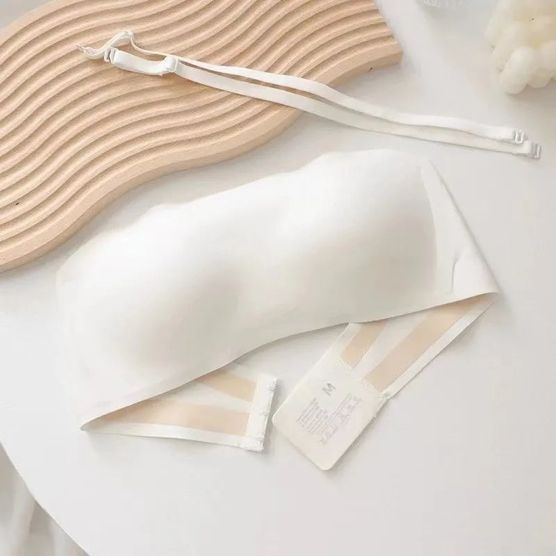 Wygodny biustonosz bandeau bez ramiączek. Modna bielizna damska do wielu stylizacji.