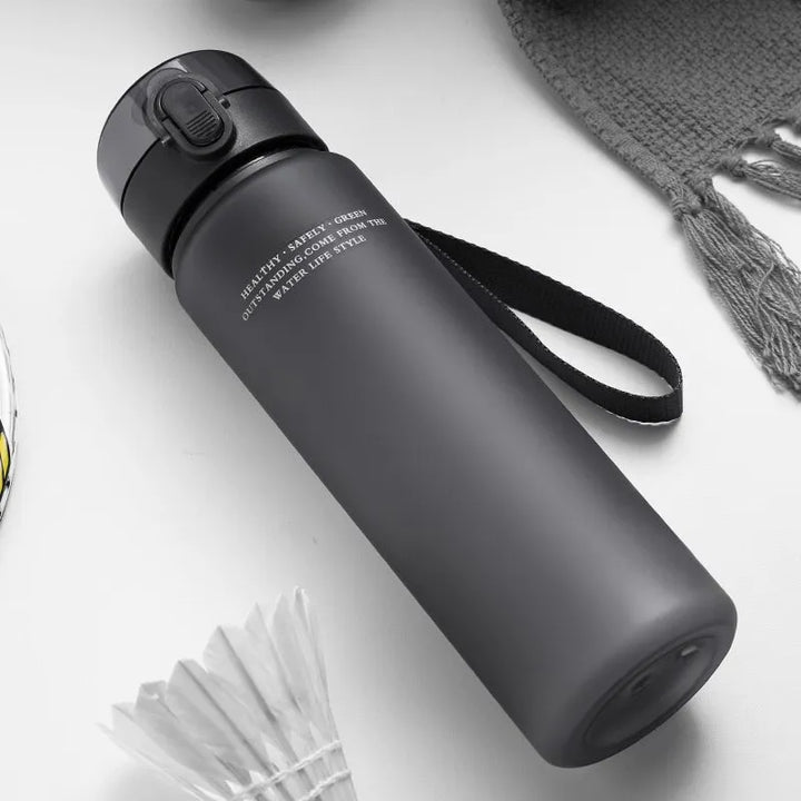 Sportowa butelka na wodę 560 ml, szczelna, do aktywności fizycznej i na siłownię.