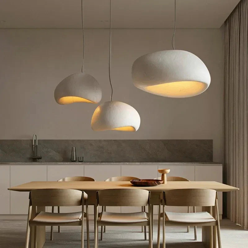 Elegancka lampa wisząca Japandi z żywicy do salonu/jadalni. Nowoczesne minimalistyczne oświetlenie sufitowe.