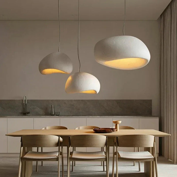 Elegancka lampa wisząca Japandi z żywicy do salonu/jadalni. Nowoczesne minimalistyczne oświetlenie sufitowe.