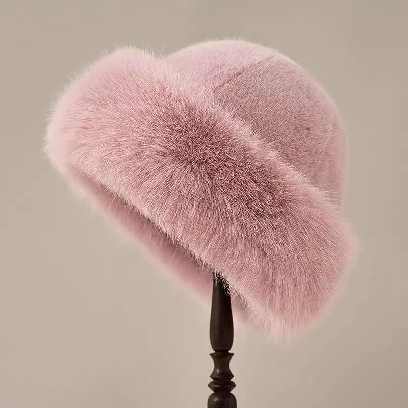 Elegancka damska czapka z miękkiego sztucznego futra, idealna na zimę. Ciepła i stylowa.