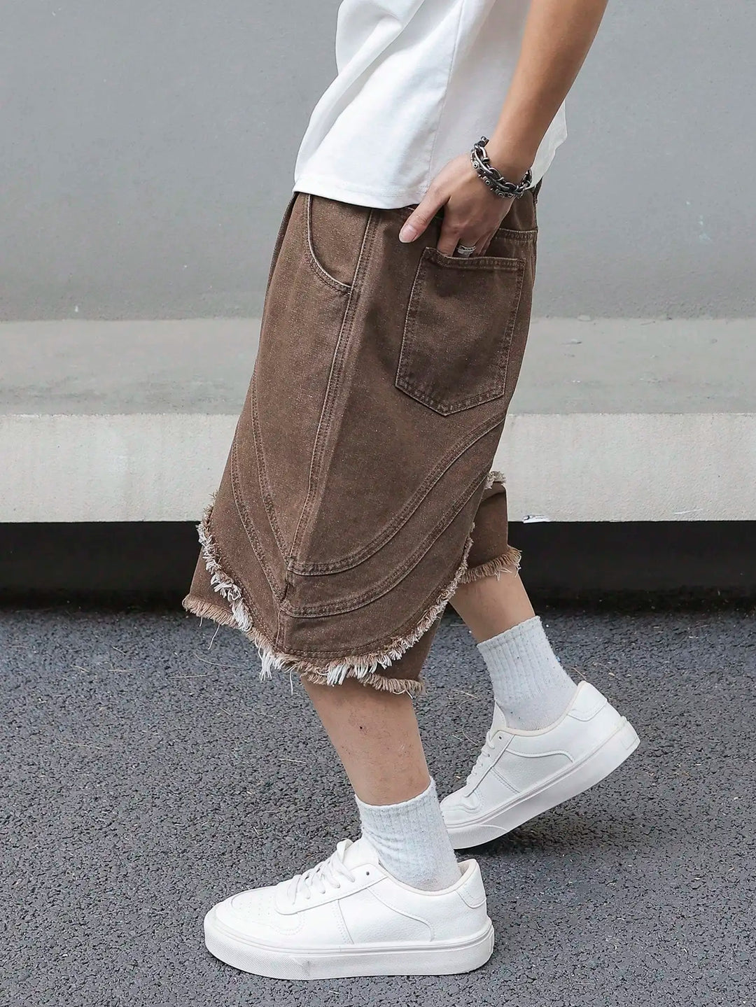 Brązowe męskie szorty oversize z warstwowym efektem, długie, komfortowe, w stylu streetwear.