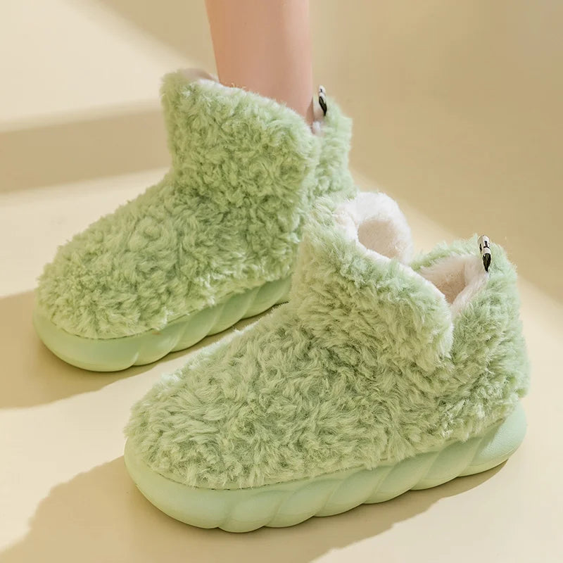 Miękkie pluszowe wnętrze damskich kapci CozySteps. Wygodne i ciepłe obuwie domowe na zimowe wieczory.