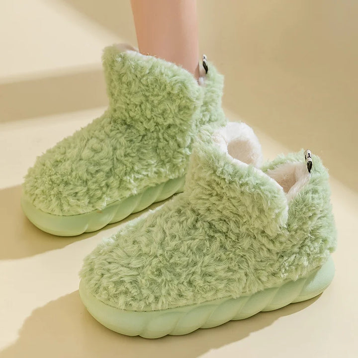 Miękkie pluszowe wnętrze damskich kapci CozySteps. Wygodne i ciepłe obuwie domowe na zimowe wieczory.
