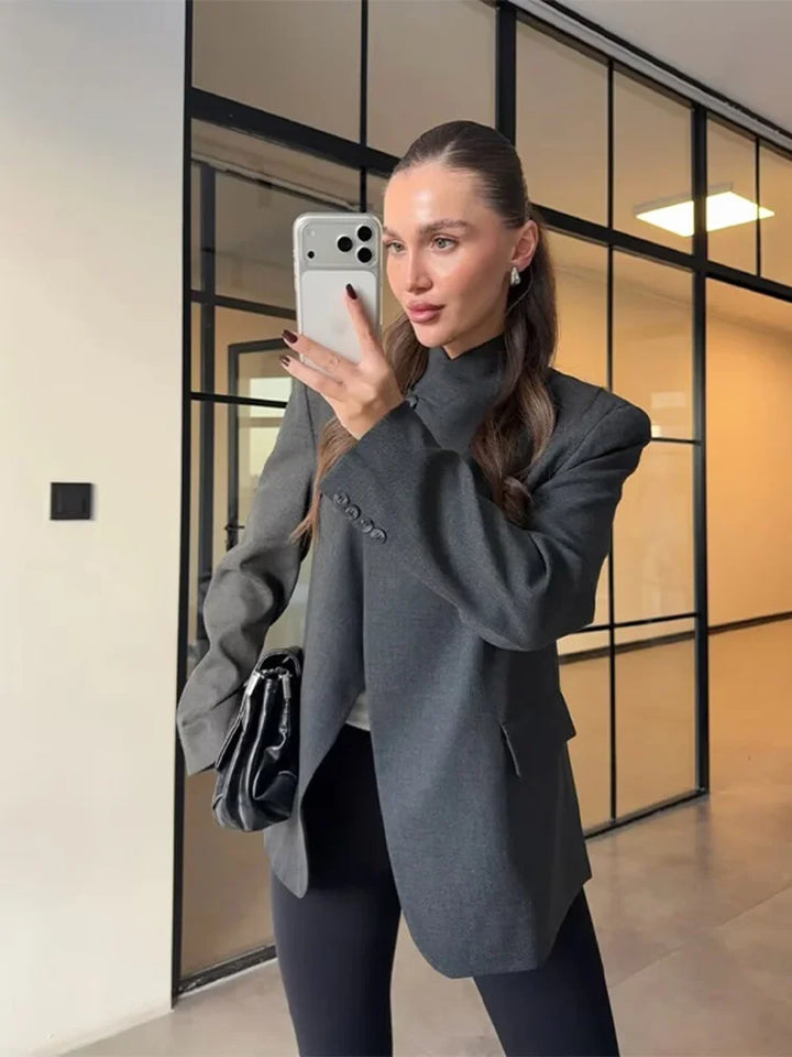 Czarna damska marynarka, klasyczna i elegancka. Nowoczesny krój, idealna do biura i na wieczór.